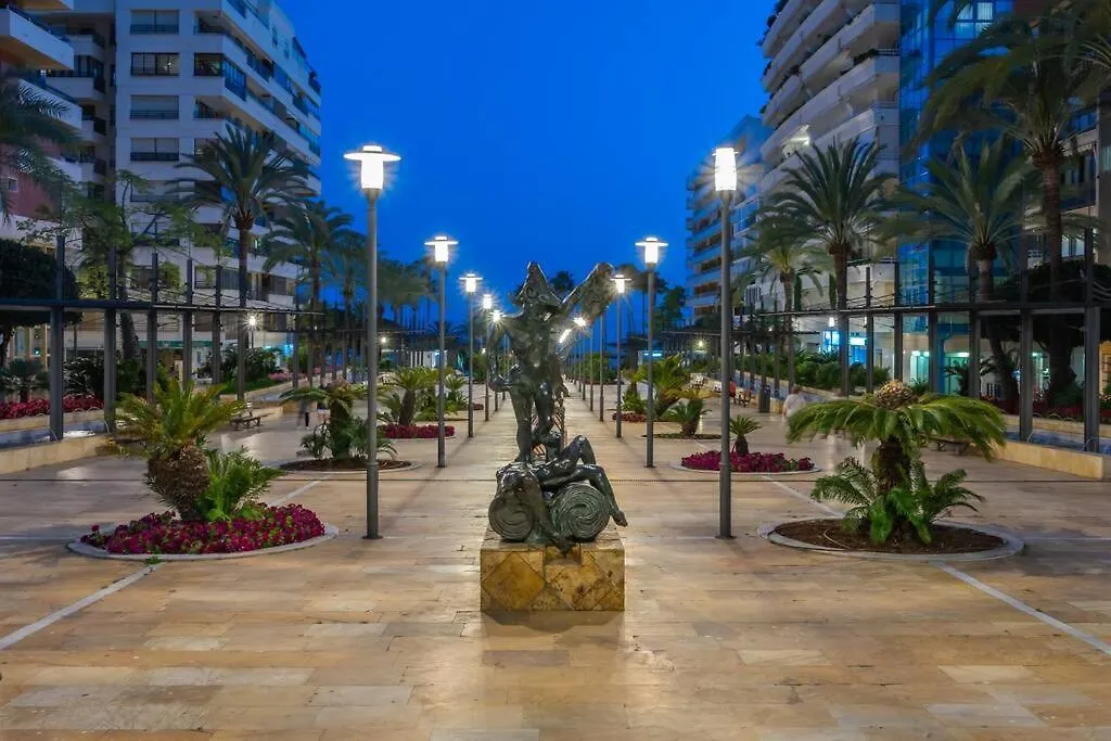 شقة Oceanfront Retreat: Your Serene Oasis By The Sea! ماربيا إسبانيا