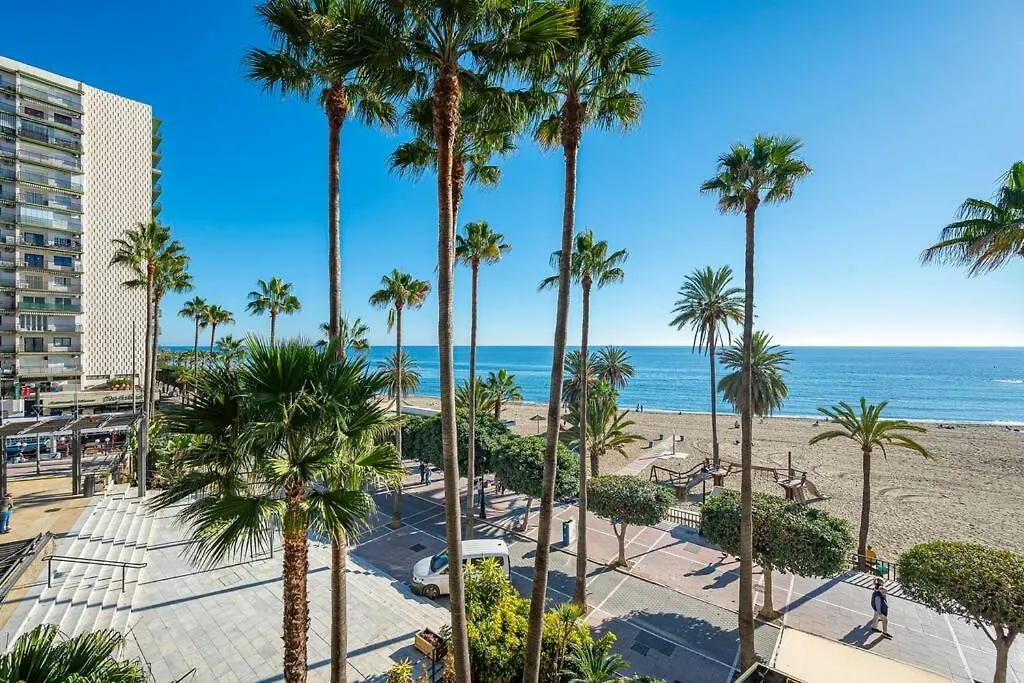 Oceanfront Retreat: Your Serene Oasis By The Sea! ماربيا شقة