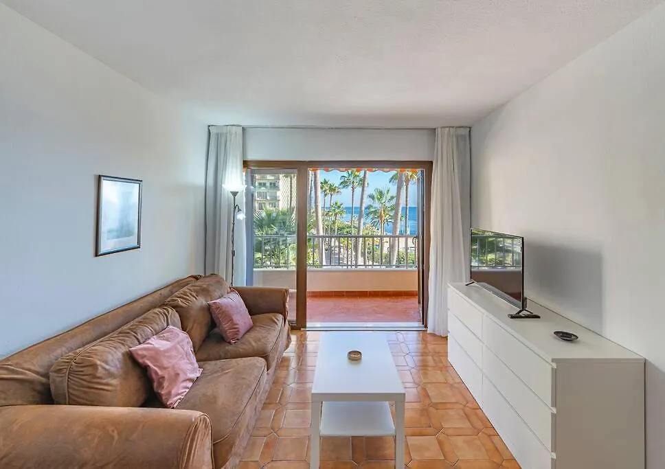 Oceanfront Retreat: Your Serene Oasis By The Sea! ماربيا شقة