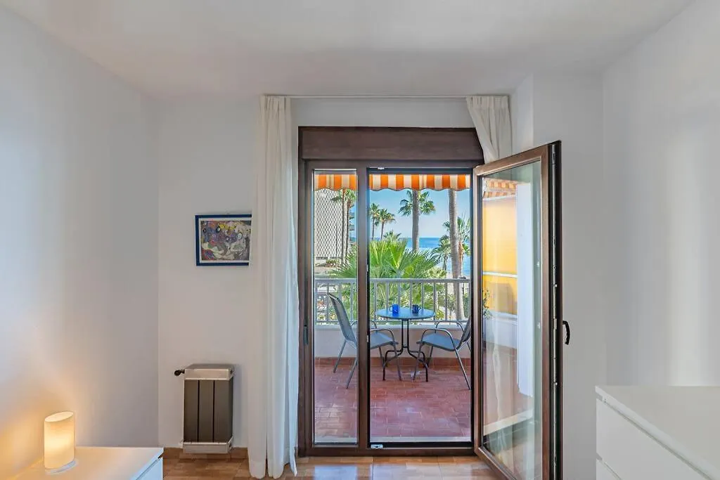 Oceanfront Retreat: Your Serene Oasis By The Sea! ماربيا